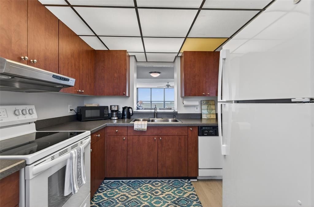 Active With Contract: $2,975 (2 beds, 2 baths, 1180 Square Feet)