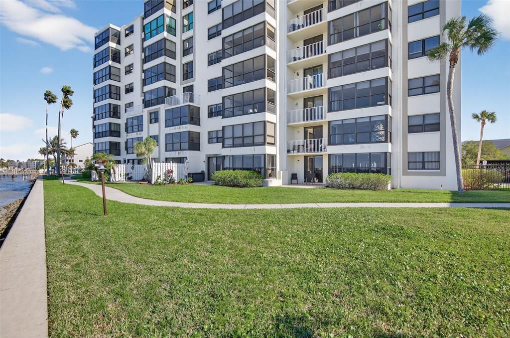 Active With Contract: $2,975 (2 beds, 2 baths, 1180 Square Feet)