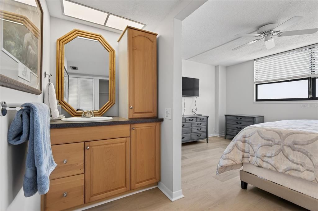 Active With Contract: $2,975 (2 beds, 2 baths, 1180 Square Feet)