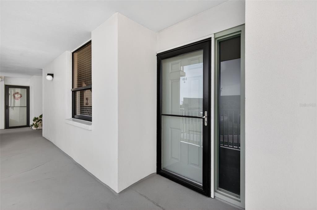 Active With Contract: $2,975 (2 beds, 2 baths, 1180 Square Feet)