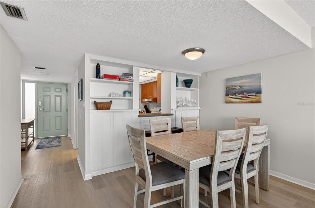 Active With Contract: $2,975 (2 beds, 2 baths, 1180 Square Feet)