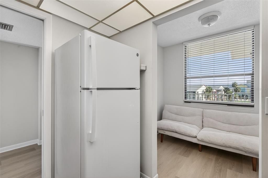 Active With Contract: $2,975 (2 beds, 2 baths, 1180 Square Feet)