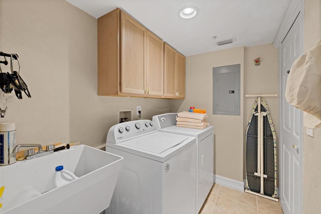 For Sale: $475,000 (3 beds, 2 baths, 1589 Square Feet)