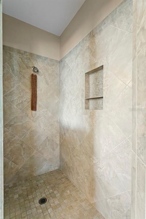 En Venta: $1,250,000 (5 camas, 3 baños, 3680 Pies cuadrados)
