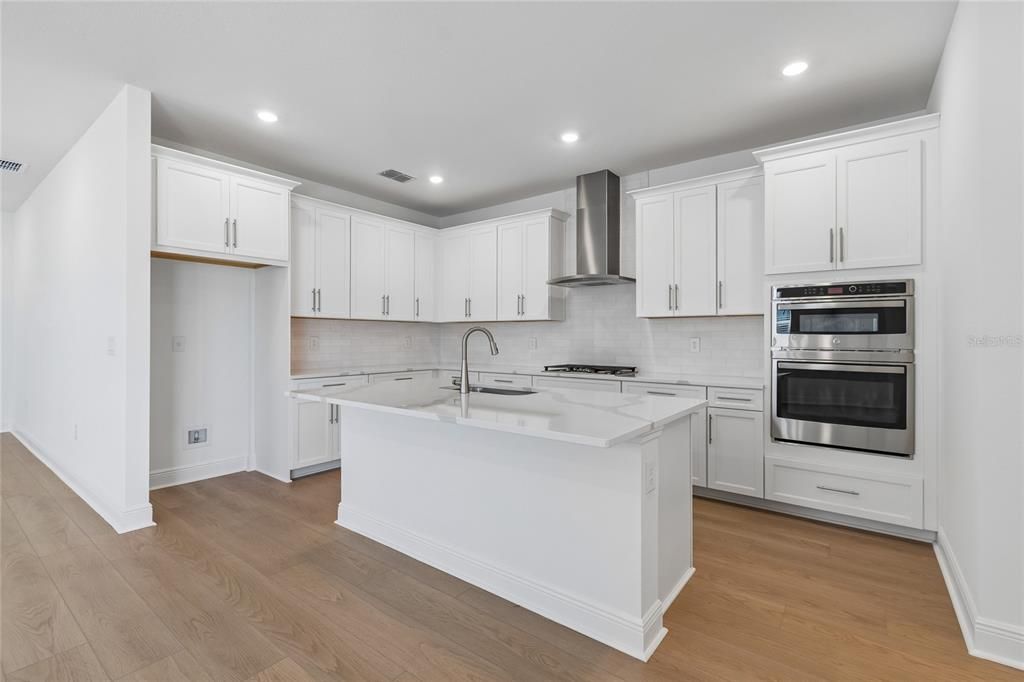 Под контрактом: $589,999 (3 спален, 3 ванн, 2406 Квадратных фут)