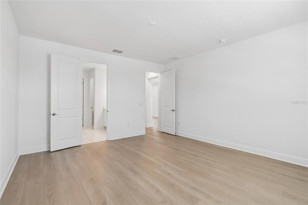 Под контрактом: $589,999 (3 спален, 3 ванн, 2406 Квадратных фут)
