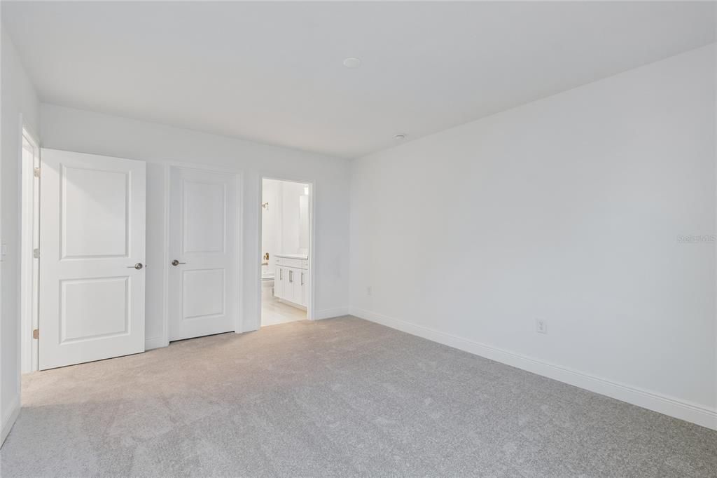 Под контрактом: $589,999 (3 спален, 3 ванн, 2406 Квадратных фут)