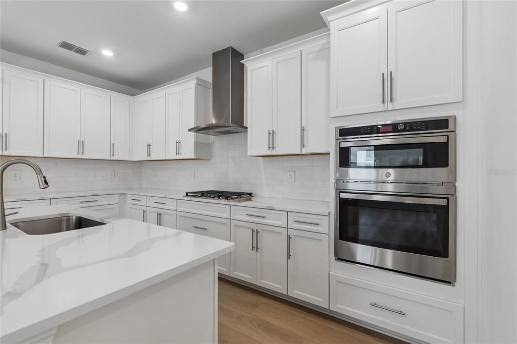 Под контрактом: $589,999 (3 спален, 3 ванн, 2406 Квадратных фут)