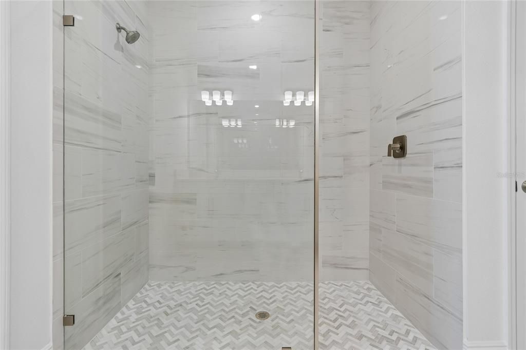 Под контрактом: $589,999 (3 спален, 3 ванн, 2406 Квадратных фут)