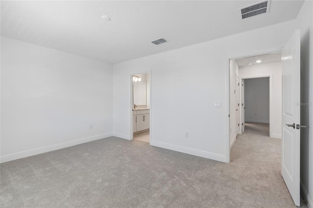 Под контрактом: $589,999 (3 спален, 3 ванн, 2406 Квадратных фут)