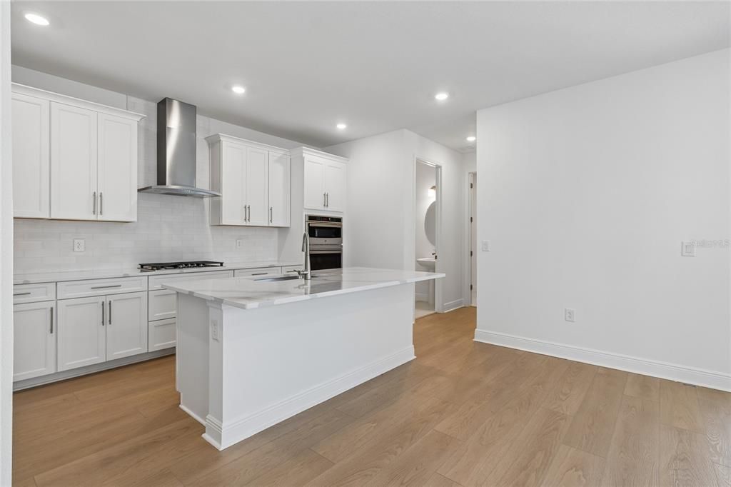 Под контрактом: $589,999 (3 спален, 3 ванн, 2406 Квадратных фут)