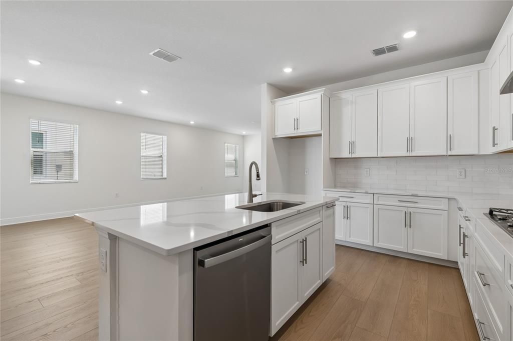 Под контрактом: $589,999 (3 спален, 3 ванн, 2406 Квадратных фут)