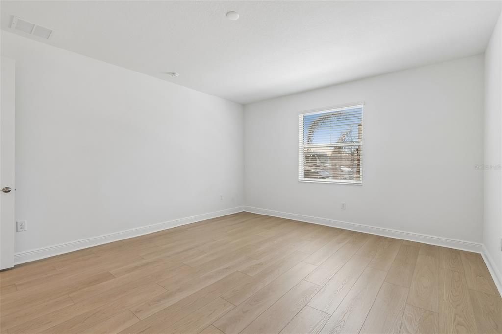 Под контрактом: $589,999 (3 спален, 3 ванн, 2406 Квадратных фут)