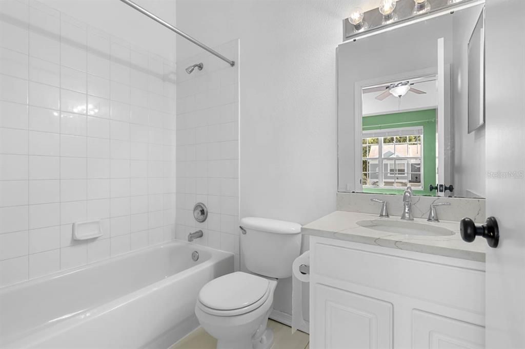На продажу: $185,900 (2 спален, 2 ванн, 1184 Квадратных фут)