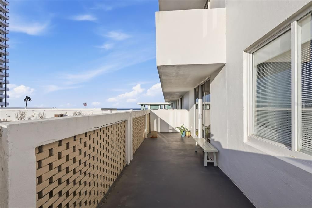 For Sale: $140,000 (1 beds, 1 baths, 796 Square Feet)