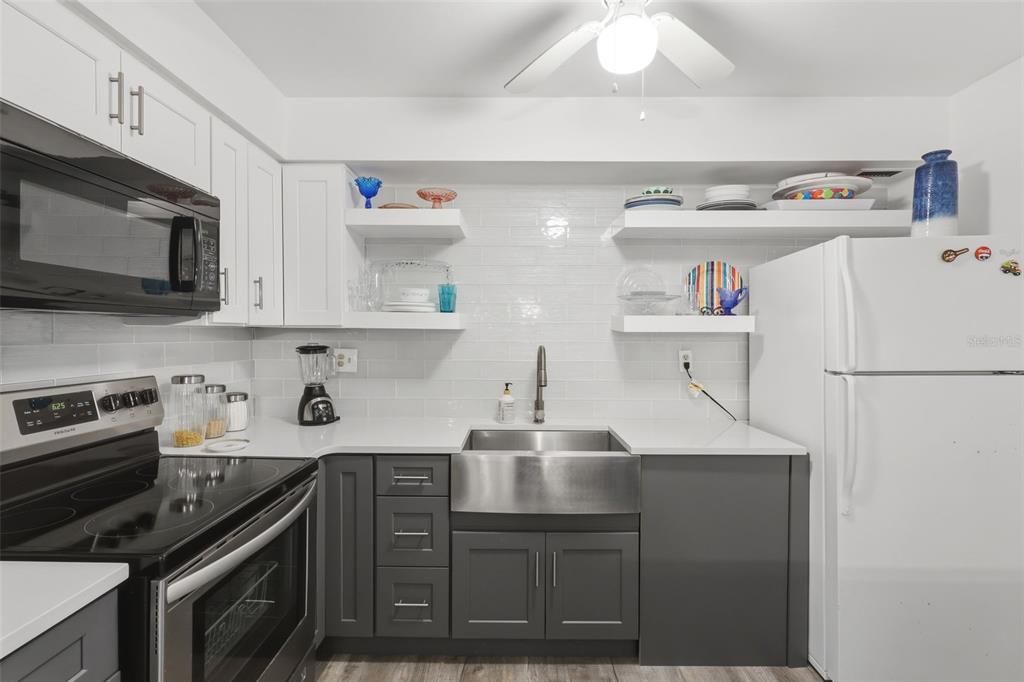 For Sale: $140,000 (1 beds, 1 baths, 796 Square Feet)