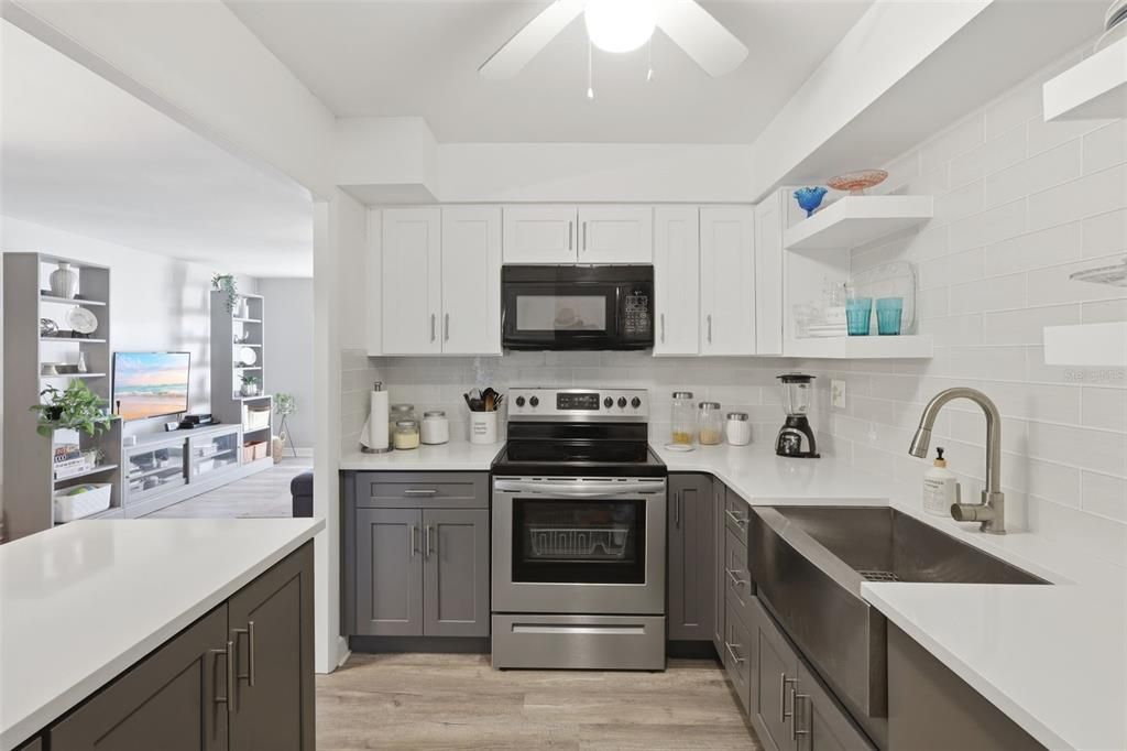 For Sale: $140,000 (1 beds, 1 baths, 796 Square Feet)