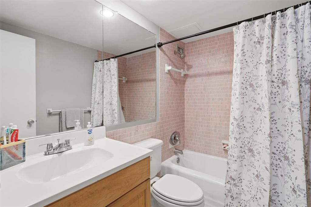 For Sale: $140,000 (1 beds, 1 baths, 796 Square Feet)