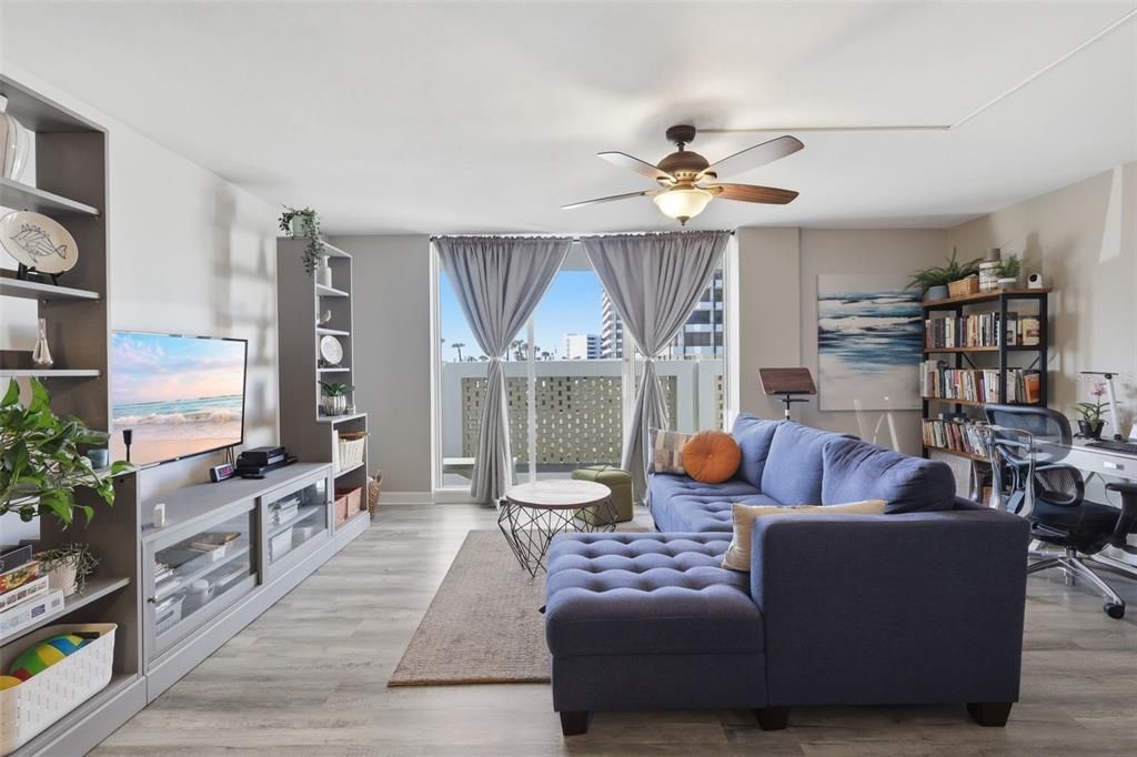 For Sale: $140,000 (1 beds, 1 baths, 796 Square Feet)