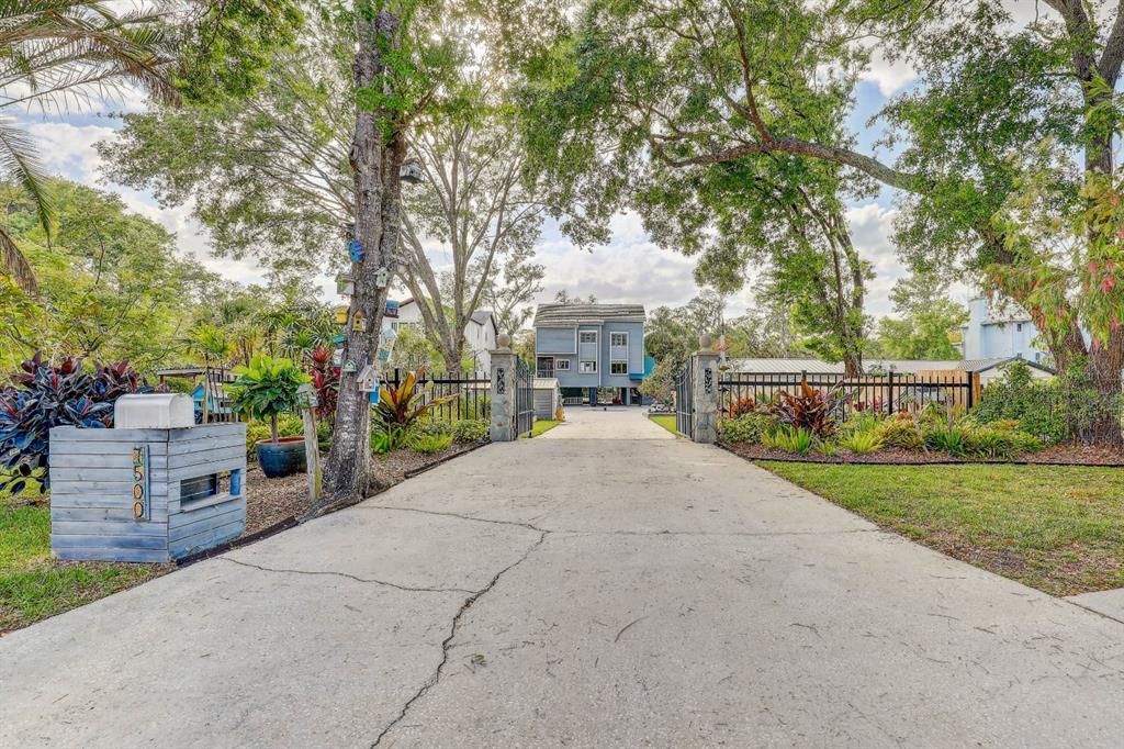 Active With Contract: $999,990 (3 beds, 3 baths, 2247 Square Feet)