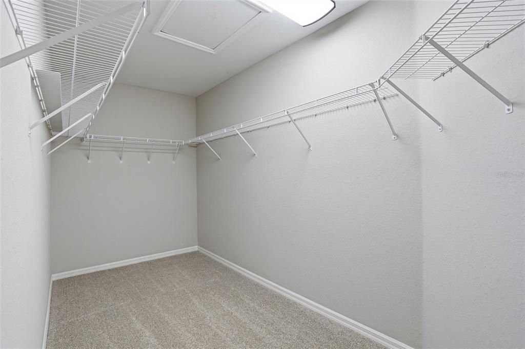 Activo con contrato: $329,900 (4 camas, 3 baños, 2118 Pies cuadrados)