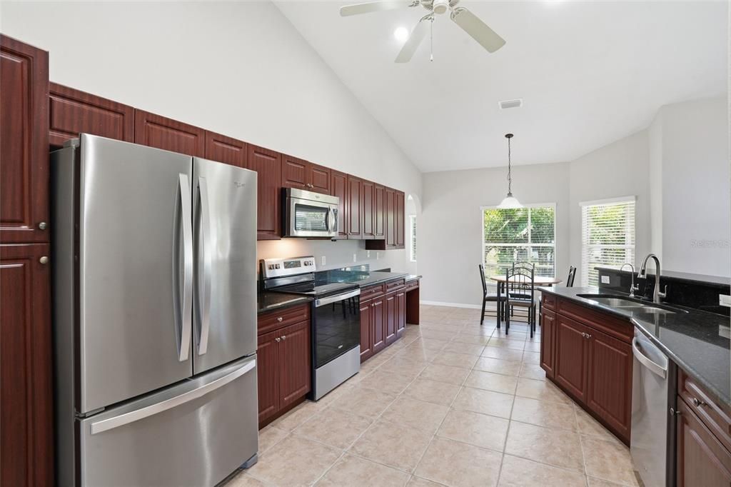 Activo con contrato: $329,900 (4 camas, 3 baños, 2118 Pies cuadrados)