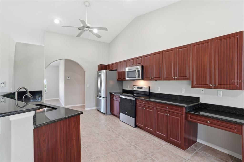 Activo con contrato: $329,900 (4 camas, 3 baños, 2118 Pies cuadrados)