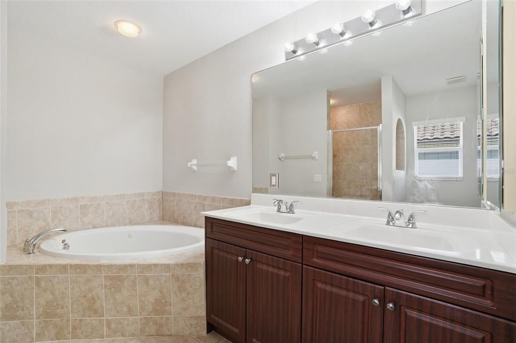 Activo con contrato: $329,900 (4 camas, 3 baños, 2118 Pies cuadrados)
