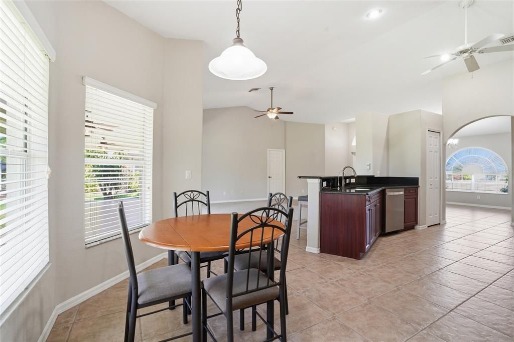 Activo con contrato: $329,900 (4 camas, 3 baños, 2118 Pies cuadrados)