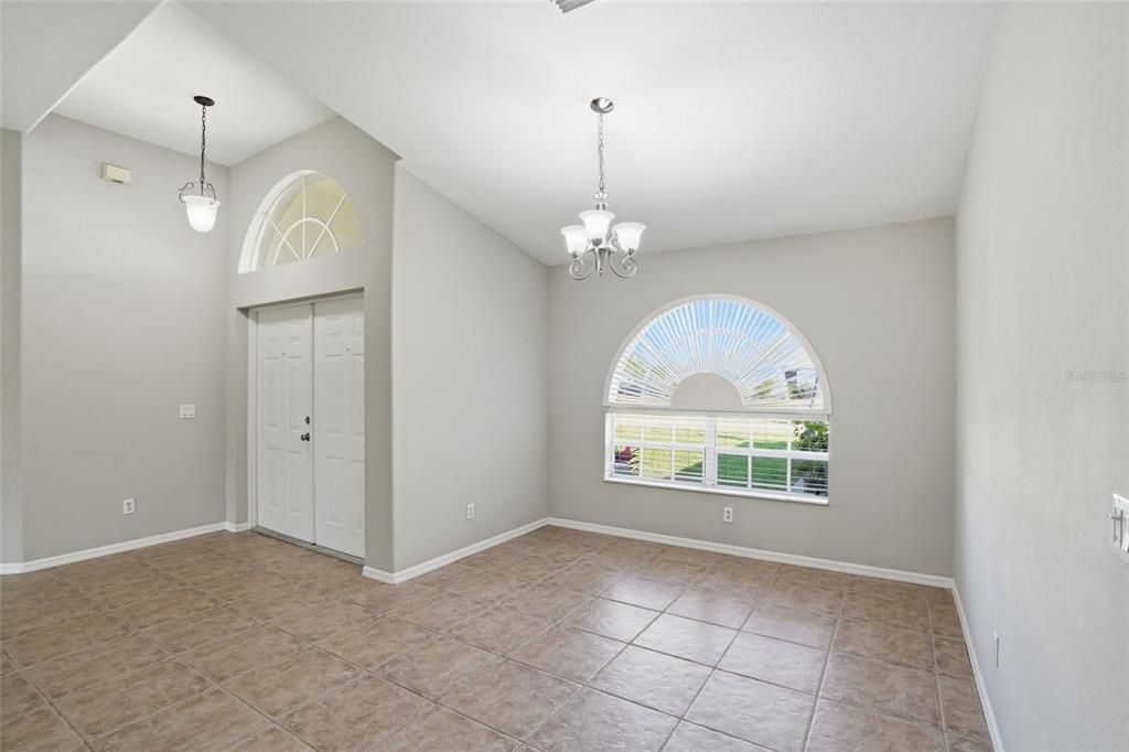 Activo con contrato: $329,900 (4 camas, 3 baños, 2118 Pies cuadrados)