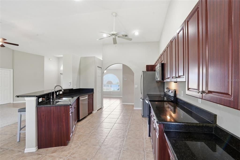 Activo con contrato: $329,900 (4 camas, 3 baños, 2118 Pies cuadrados)