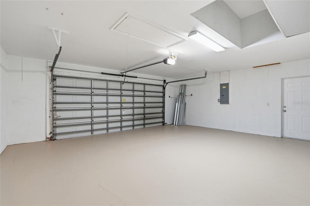 Activo con contrato: $329,900 (4 camas, 3 baños, 2118 Pies cuadrados)