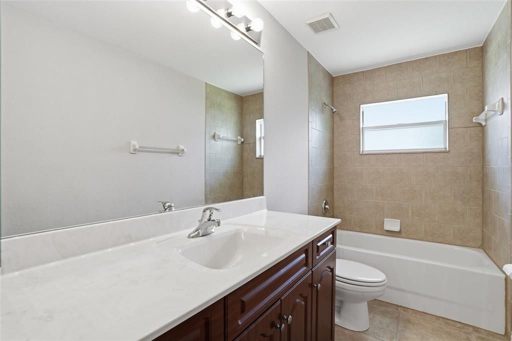 Activo con contrato: $329,900 (4 camas, 3 baños, 2118 Pies cuadrados)