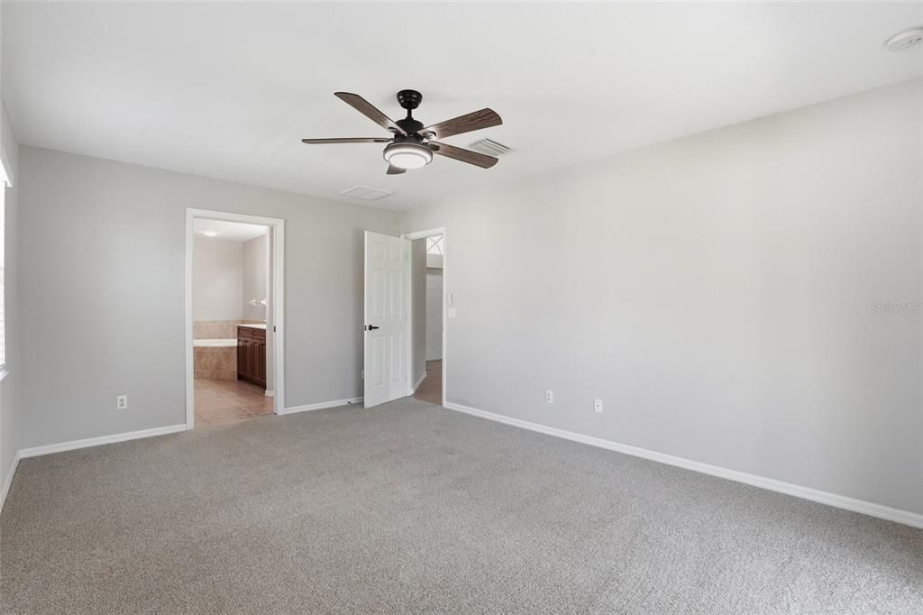 Activo con contrato: $329,900 (4 camas, 3 baños, 2118 Pies cuadrados)