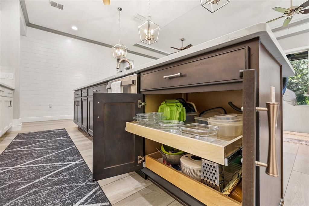 Activo con contrato: $725,000 (4 camas, 3 baños, 2528 Pies cuadrados)