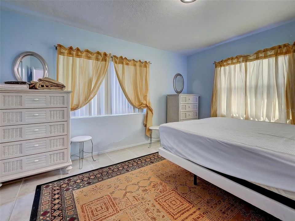 Active With Contract: $245,000 (2 beds, 1 baths, 1060 Square Feet)