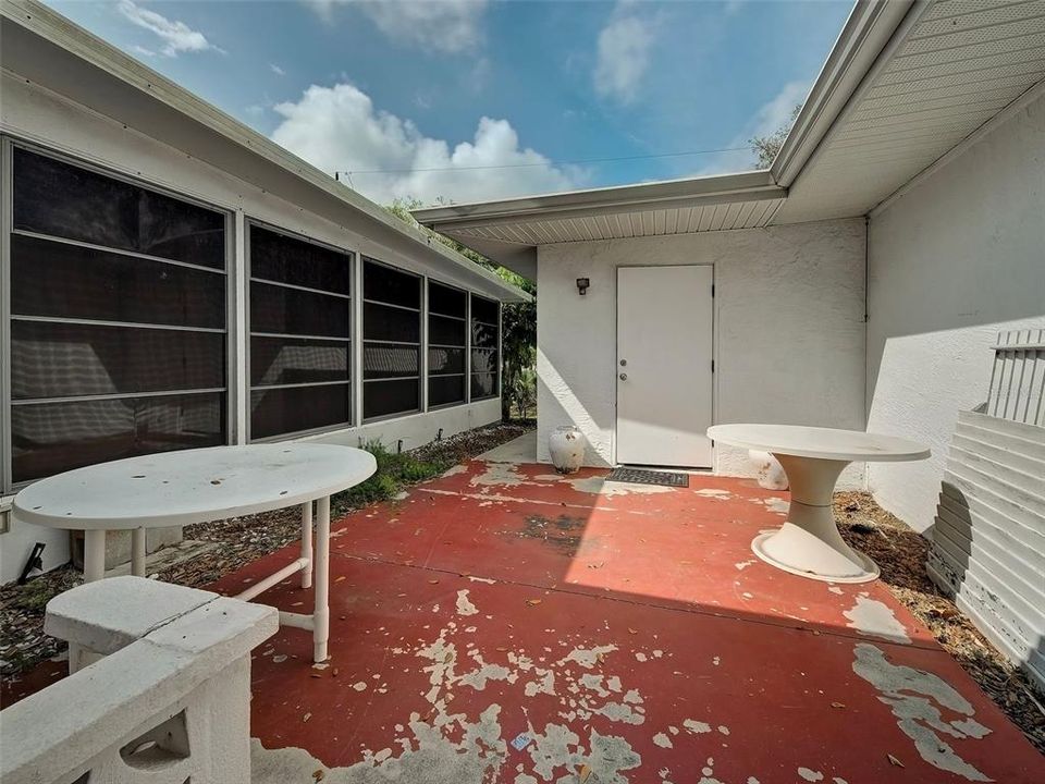 Active With Contract: $245,000 (2 beds, 1 baths, 1060 Square Feet)