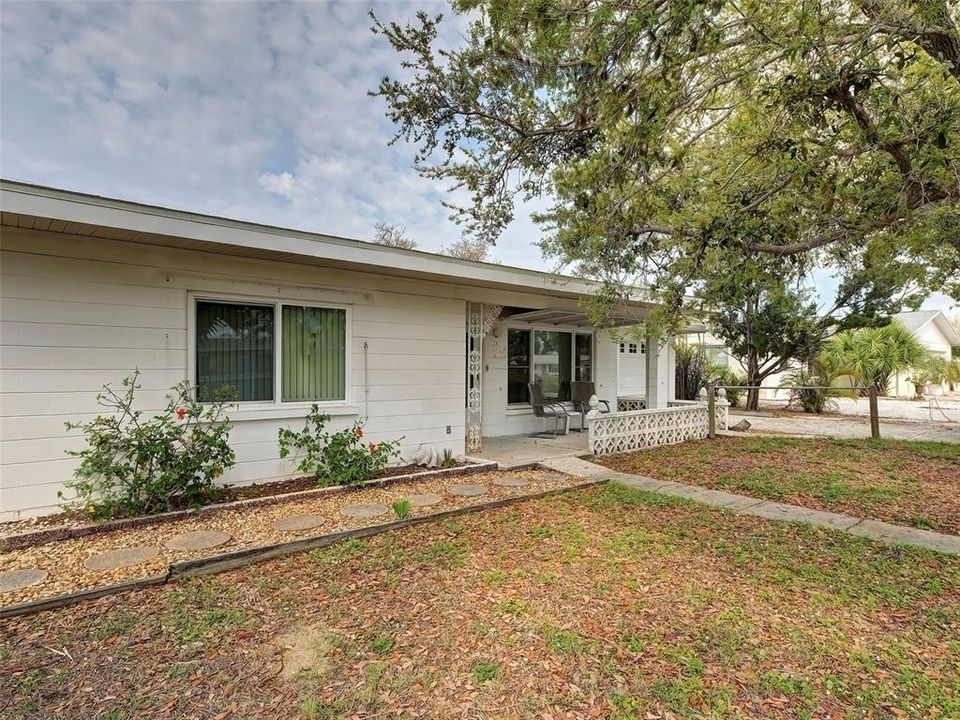 Active With Contract: $245,000 (2 beds, 1 baths, 1060 Square Feet)