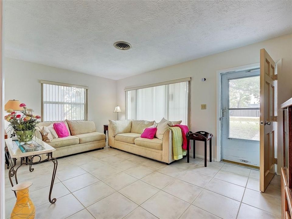 Active With Contract: $245,000 (2 beds, 1 baths, 1060 Square Feet)