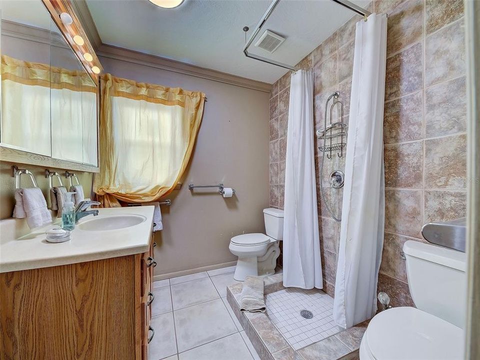 Active With Contract: $245,000 (2 beds, 1 baths, 1060 Square Feet)