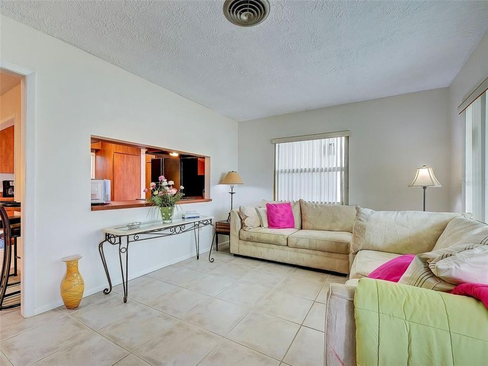 Active With Contract: $245,000 (2 beds, 1 baths, 1060 Square Feet)