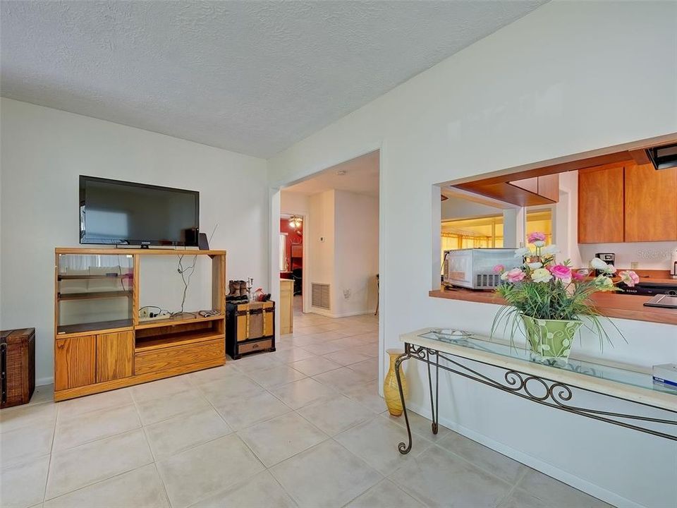 Active With Contract: $245,000 (2 beds, 1 baths, 1060 Square Feet)