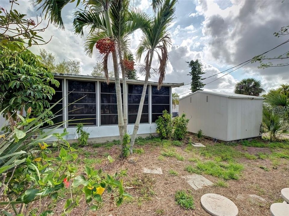 Active With Contract: $245,000 (2 beds, 1 baths, 1060 Square Feet)