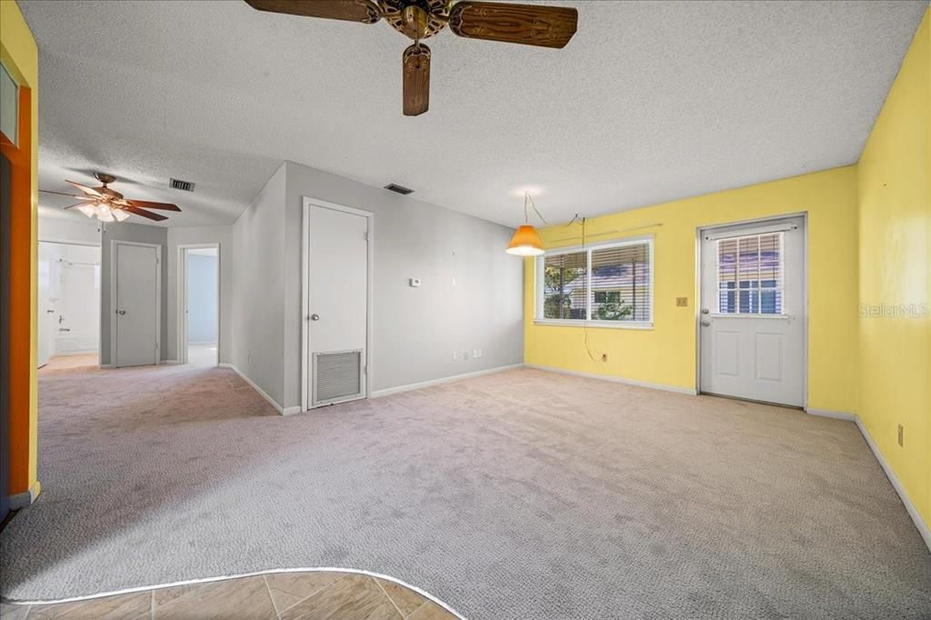 待售: $134,900 (2 贝兹, 2 浴室, 1369 平方英尺)