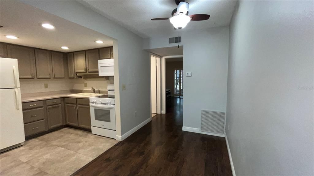 待售: $120,000 (1 贝兹, 1 浴室, 664 平方英尺)