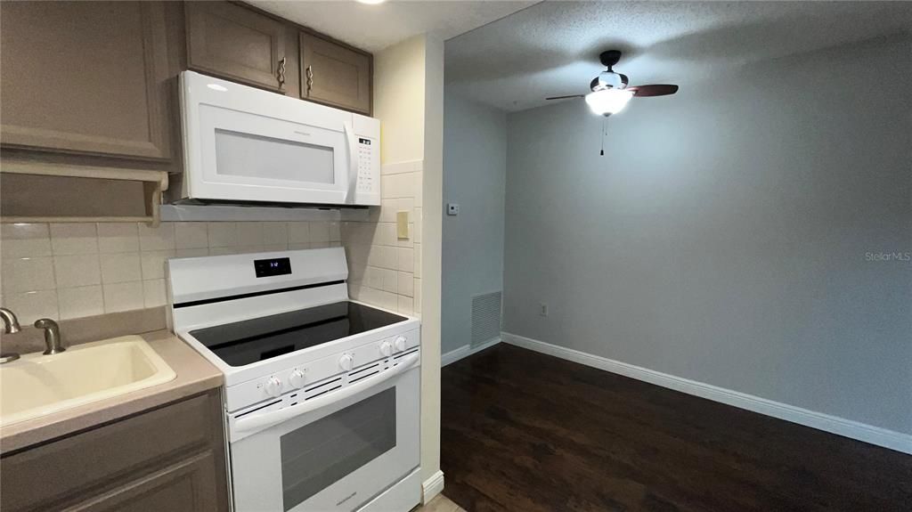 待售: $120,000 (1 贝兹, 1 浴室, 664 平方英尺)