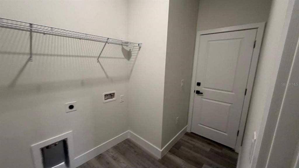 Под контрактом: $379,900 (4 спален, 2 ванн, 1858 Квадратных фут)