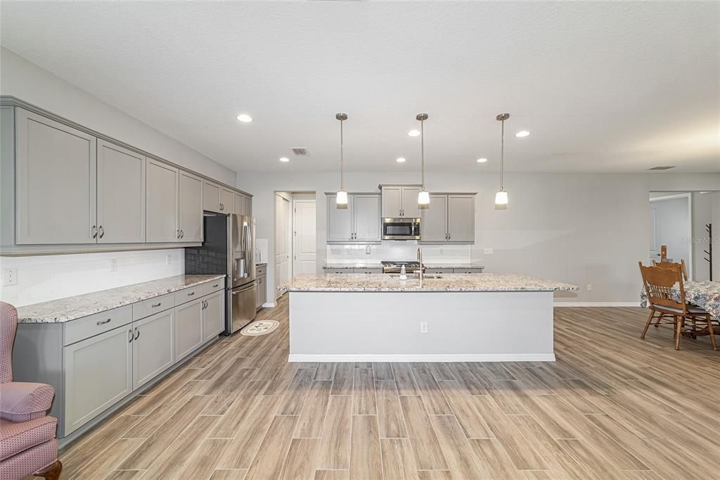For Sale: $379,900 (2 beds, 2 baths, 2017 Square Feet)