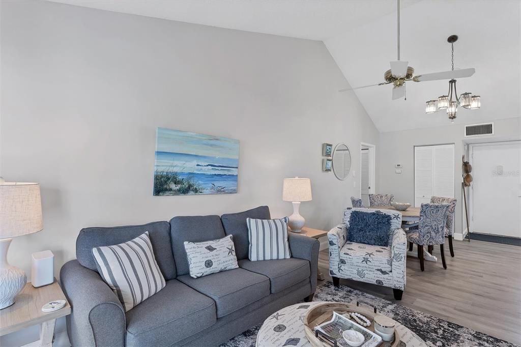 待售: $224,999 (2 贝兹, 2 浴室, 972 平方英尺)