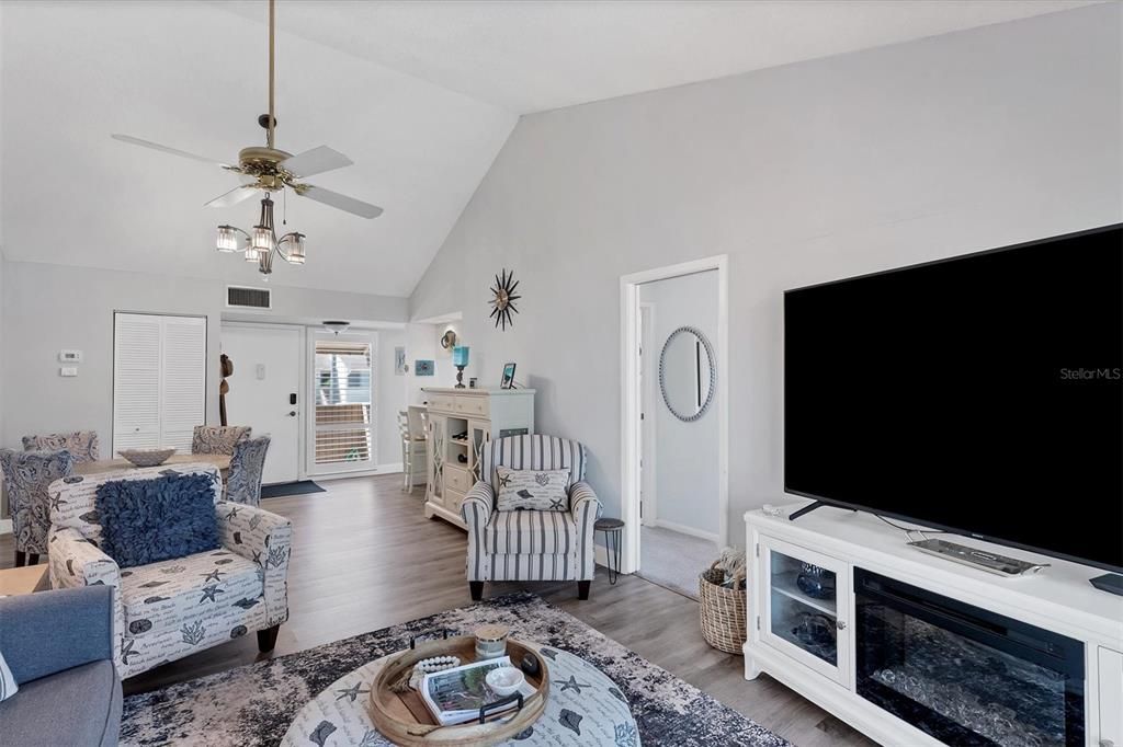 待售: $224,999 (2 贝兹, 2 浴室, 972 平方英尺)